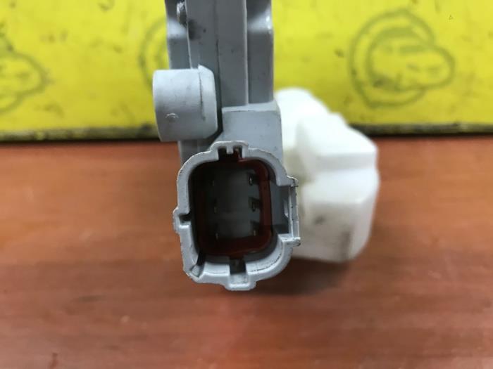 Dörrlåsmekanism, 4-dörrars, vänster fram från en Subaru Impreza II (GD) 2.0 Turbo 16V WRX Sti 2000