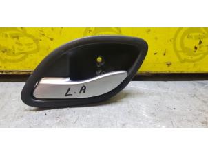 Begagnade Dörrhandtag, 4-dörrars, vänster bak Renault Espace (JK) 2.0 16V Turbo Pris € 15,00 Marginaltabell erbjuds av de Nollen autorecycling