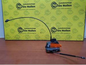 Begagnade Dörrlåsmekanism, 4-dörrars, vänster bak Renault Scénic II (JM) 1.6 16V Pris € 30,00 Marginaltabell erbjuds av de Nollen autorecycling