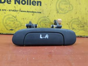 Begagnade Dörrhandtag, 4-dörrars, vänster bak Mazda 323 Fastbreak (BJ14) 1.5 LX,GLX 16V Pris € 15,00 Marginaltabell erbjuds av de Nollen autorecycling