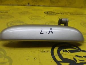 Begagnade Dörrhandtag, 4-dörrars, vänster bak Toyota Yaris Verso (P2) 1.3 16V Pris € 15,00 Marginaltabell erbjuds av de Nollen autorecycling