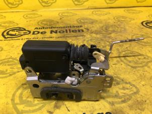 Begagnade Dörrlåsmekanism, 4-dörrars, höger fram Dacia Sandero I (BS) 1.2 16V Pris € 40,00 Marginaltabell erbjuds av de Nollen autorecycling