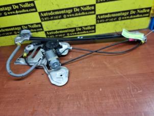 Używane Mechanizm szyby prawej przedniej wersja 4-drzwiowa Landrover Vogue Cena € 100,00 Procedura marży oferowane przez de Nollen autorecycling