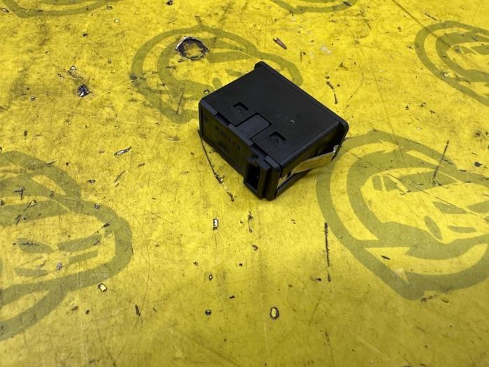 AUX/USB aansluiting van een MINI Mini (R56) 1.4 16V One 2009