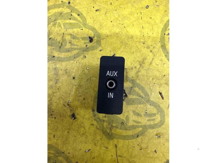 AUX/USB aansluiting van een MINI Mini (R56) 1.4 16V One 2009