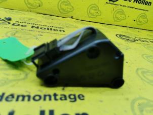 Begagnade Antennförstärkare Volkswagen Golf V (1K1) 2.0 GTI 16V Pris € 16,00 Marginaltabell erbjuds av de Nollen autorecycling