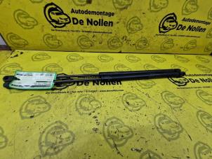 Gebruikte Gasdemper Motorkap Set Mini Mini Cooper S (R53) 1.6 16V Prijs € 30,00 Margeregeling aangeboden door de Nollen autorecycling