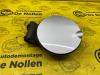 Tanklucka från en BMW Mini One/Cooper (R50), 2001 / 2007 1.6 16V Cooper, Halvkombi (Hatchback), Bensin, 1.598cc, 85kW (116pk), FWD, W10B16A, 2001-06 / 2006-09, RC31; RC32; RC33 2003