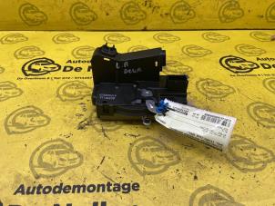 Begagnade Låsmekanism, bakdörr, minibuss/van Opel Vivaro 1.9 DI Pris € 40,00 Marginaltabell erbjuds av de Nollen autorecycling