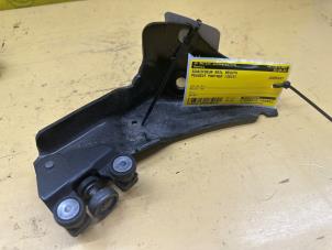 Begagnade Skena, skjutdörr, höger Peugeot Partner (GC/GF/GG/GJ/GK) 1.6 HDI, BlueHDI 75 Pris € 35,00 Marginaltabell erbjuds av de Nollen autorecycling