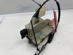 Gebruikte Deurslot Mechaniek 2Deurs links Peugeot 208 I (CA/CC/CK/CL) 1.0 Vti 12V PureTech Prijs € 40,00 Margeregeling aangeboden door de Nollen autorecycling