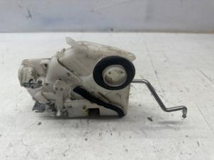 Begagnade Dörrmekanism, 4-dörrars, höger bak Daihatsu Cuore (L251/271/276) 1.0 12V DVVT Pris € 40,00 Marginaltabell erbjuds av de Nollen autorecycling