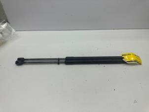 Begagnade Set med gasfjädrar, baklucka Mercedes A (W169) 1.5 A-150 3-Drs. Pris € 30,00 Marginaltabell erbjuds av de Nollen autorecycling