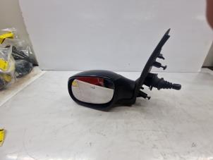 Gebruikte Buitenspiegel links Peugeot 206 (2A/C/H/J/S) 1.4 XR,XS,XT,Gentry Prijs € 30,00 Margeregeling aangeboden door de Nollen autorecycling
