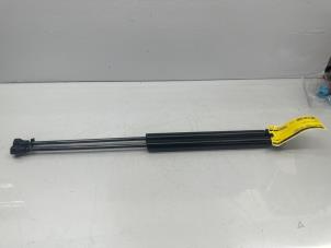 Gebruikte Set Gasdempers Achterklep Renault Twingo III (AH) ZE R80 Prijs € 29,99 Margeregeling aangeboden door de Nollen autorecycling