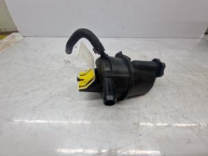 Gebruikte Stuurbekrachtiging Olie Reservoir Opel Insignia 1.8 16V Ecotec Prijs € 24,95 Margeregeling aangeboden door de Nollen autorecycling