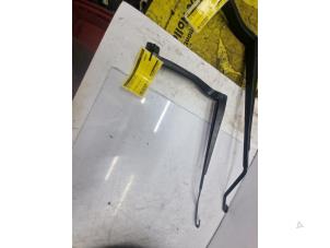 Gebruikte Ruitenwisserarm voor Opel Insignia 1.8 16V Ecotec Prijs € 25,00 Margeregeling aangeboden door de Nollen autorecycling