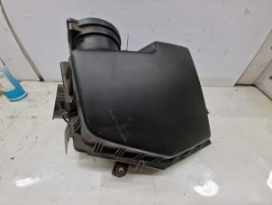 Używane Obudowa filtra powietrza BMW B6 Cabriolet (E64) 4.4 V8 32V Cena € 80,00 Procedura marży oferowane przez de Nollen autorecycling