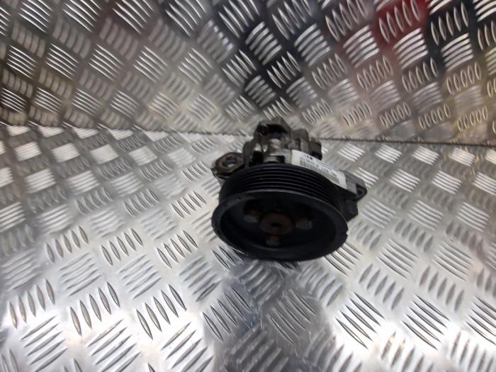 Servostyrningspump från en Alpina B6 Cabriolet (E64) 4.4 V8 32V 2011