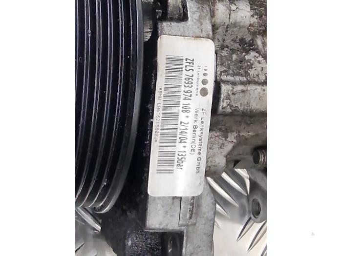 Servostyrningspump från en Alpina B6 Cabriolet (E64) 4.4 V8 32V 2011