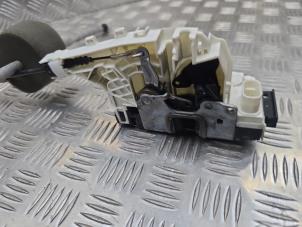 Gebruikte Schuifdeur Slotmechaniek rechts Mercedes Vito (447.6) 1.6 109 CDI 16V Prijs € 200,00 Margeregeling aangeboden door de Nollen autorecycling