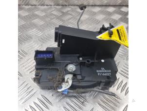 Begagnade Dörrlåsmekanism, 2-dörrars, höger Opel Vivaro 1.9 DI Pris € 40,00 Marginaltabell erbjuds av de Nollen autorecycling