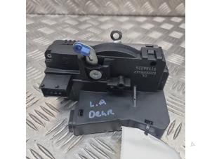 Begagnade Låsmekanism, bakdörr, minibuss/van Opel Vivaro 1.9 DI Pris € 40,00 Marginaltabell erbjuds av de Nollen autorecycling