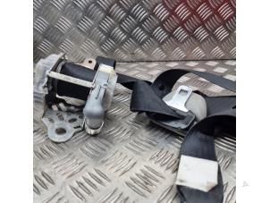 Używane Pas bezpieczenstwa lewy przód Daihatsu Cuore (L251/271/276) 1.0 12V DVVT Cena € 75,00 Procedura marży oferowane przez de Nollen autorecycling