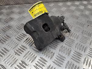 Gebruikte Remklauw (Tang) links-voor Nissan Pixo (D31S) 1.0 12V Prijs € 40,00 Margeregeling aangeboden door de Nollen autorecycling