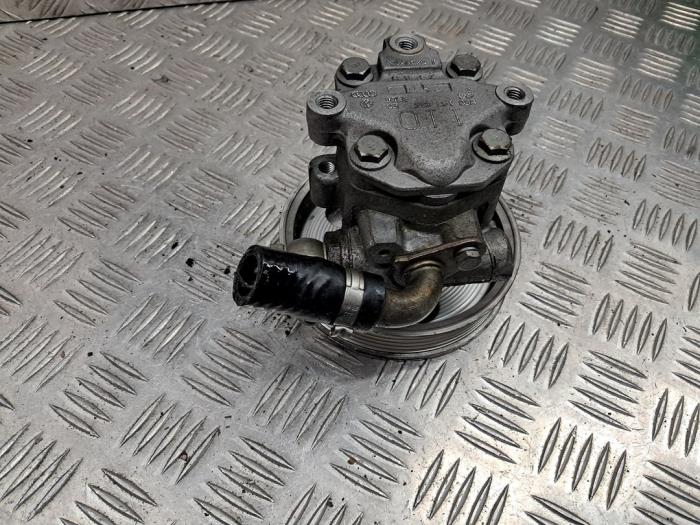Servostyrningspump från en Audi A4 (B6) 2.0 20V 2003