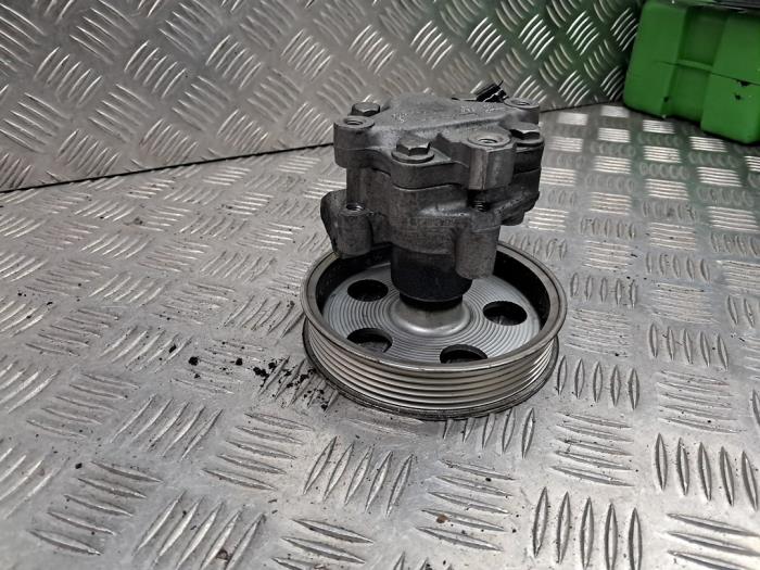 Servostyrningspump från en Audi A4 (B6) 2.0 20V 2003