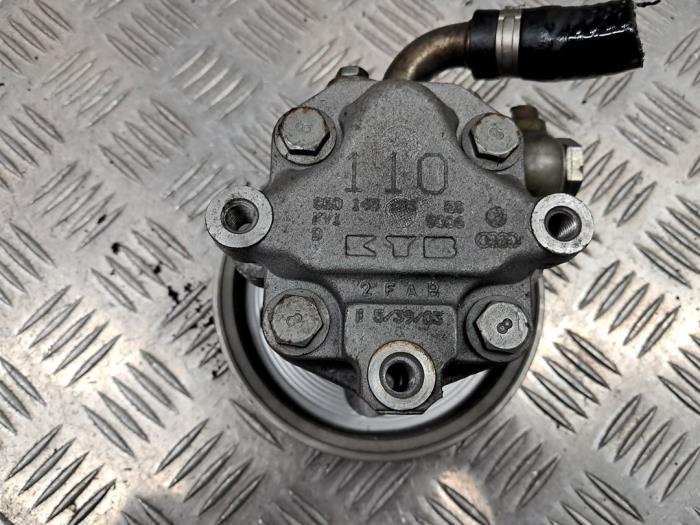 Servostyrningspump från en Audi A4 (B6) 2.0 20V 2003