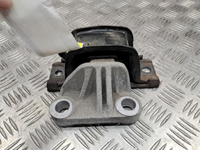 Fäste, växellåda från en Opel Adam 1.0 Ecotec 12V SIDI Turbo 2015