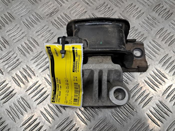 Fäste, växellåda från en Opel Adam 1.0 Ecotec 12V SIDI Turbo 2015