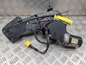 Gebruikte Schuifdeur motor rechts Mercedes Vito (639.7) 2.2 116 CDI 16V Euro 5 Prijs € 423,50 Inclusief btw aangeboden door de Nollen autorecycling