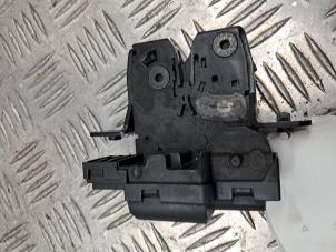 Gebruikte Slotmechaniek Achterklep Renault Twingo II (CN) 1.2 16V Prijs € 24,95 Margeregeling aangeboden door de Nollen autorecycling