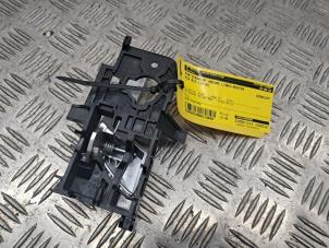 Gebruikte Portiergreep 4Deurs links-achter Kia Rio IV (YB) 1.0i T-GDi 100 12V Prijs € 15,00 Margeregeling aangeboden door de Nollen autorecycling