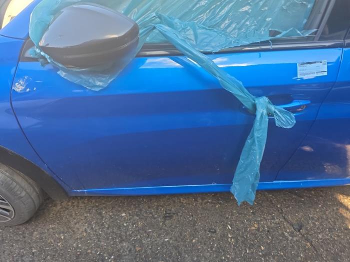 Dörr, 4-dörrars, vänster fram från en Peugeot 208 II (UB/UH/UP) 1.2 Vti 12V PureTech 100 2022
