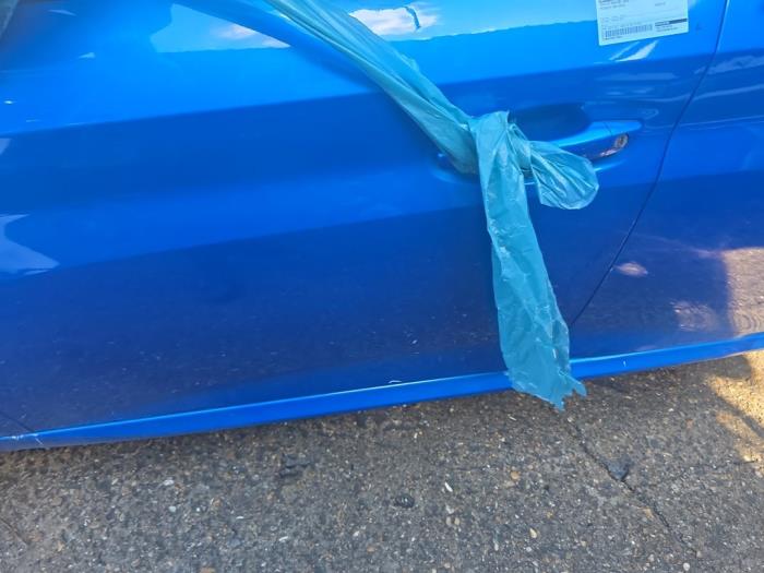 Dörr, 4-dörrars, vänster fram från en Peugeot 208 II (UB/UH/UP) 1.2 Vti 12V PureTech 100 2022