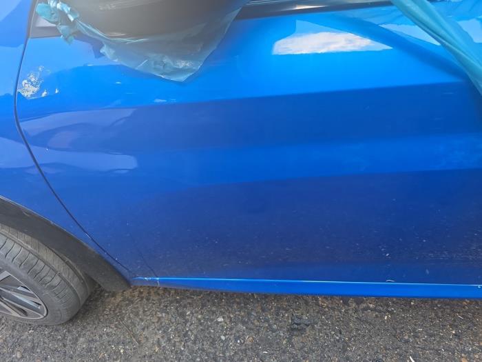 Dörr, 4-dörrars, vänster fram från en Peugeot 208 II (UB/UH/UP) 1.2 Vti 12V PureTech 100 2022