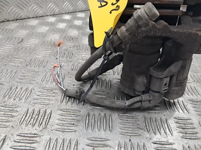 Bakre bromsok, vänster från en Volkswagen Golf VII (AUA) 1.6 TDI 16V 2014