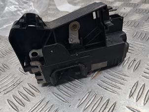 Begagnade Dörrlåsmekanism, 2-dörrars, höger Opel Vivaro 1.9 DTI 16V Pris € 40,00 Marginaltabell erbjuds av de Nollen autorecycling