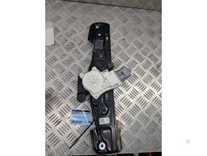 Begagnade Fönstermekanism för bakre dörr, 4-dörrars, vänster Landrover Discovery Sport (LC) 2.0 P200 MHEV 16V AWD Pris € 75,00 Marginaltabell erbjuds av de Nollen autorecycling