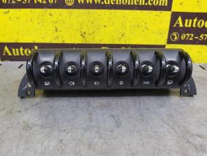 Gebruikte Schakelblok ruiten Mini Mini Cooper S (R53) 1.6 16V Prijs € 49,00 Margeregeling aangeboden door de Nollen autorecycling