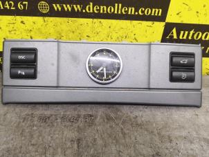 Używane Zegar Landrover Vogue Cena € 30,25 Z VAT oferowane przez de Nollen autorecycling