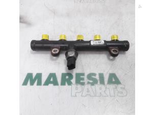 Gebruikte Injector brug Citroen C4 Grand Picasso (UA) 2.0 HDiF 16V 135 Prijs € 30,00 Margeregeling aangeboden door Maresia Parts