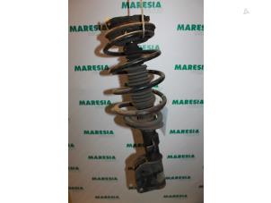 Gebruikte Schokdemperpoot rechts-voor Renault Espace (JK) 2.0 Turbo 16V Grand Espace Prijs € 65,00 Margeregeling aangeboden door Maresia Parts