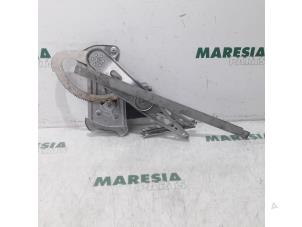 Używane Mechanizm szyby lewej przedniej wersja 4-drzwiowa Renault Megane III Grandtour (KZ) 1.5 dCi 90 Cena € 105,00 Procedura marży oferowane przez Maresia Parts