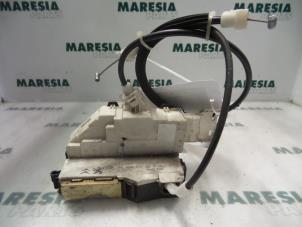 Gebruikte Deurslot Mechaniek 4Deurs rechts-voor Peugeot 407 (6D) 2.0 HDiF 16V Prijs € 25,00 Margeregeling aangeboden door Maresia Parts