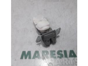 Gebruikte Slotmechaniek Achterklep Citroen C-Crosser 2.2 HDiF 16V Prijs € 50,00 Margeregeling aangeboden door Maresia Parts